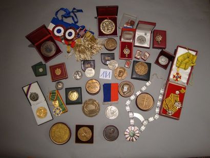 null Important lot de médailles et d'insignes provenant principalement de M. W. Jacson...