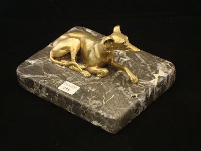 G.CARNARI Lévrier couché Bronze doré sur socle marbre. Long 12 cm