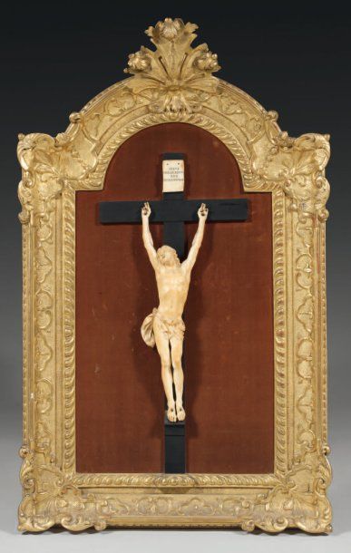 null Christ janséniste en croix, en ivoire sculpté, représenté la tête renversée...