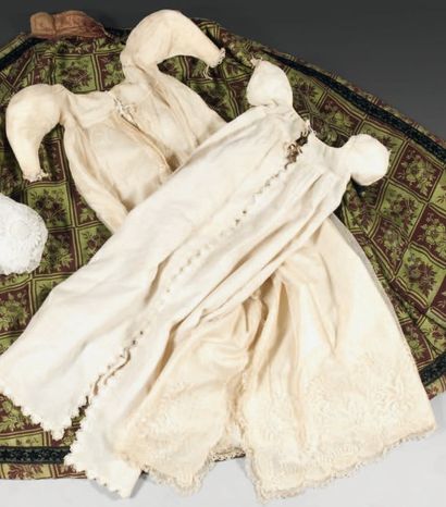 null Rare robe de fillette ou de baptême, vers 1810-1815, linon écru, robe taille...