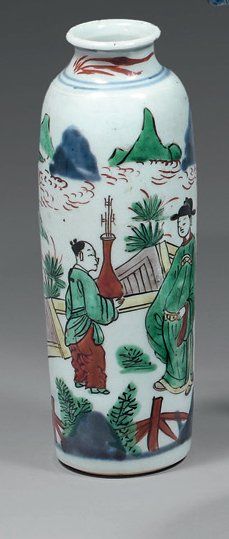 CHINE Vase rouleau en porcelaine, décor en émaux wucaï (cinq couleurs) d'une scène...