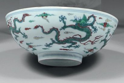 CHINE Bol circulaire en porcelaine, décor en émaux ducaï, à l'intérieur d'un dragon...