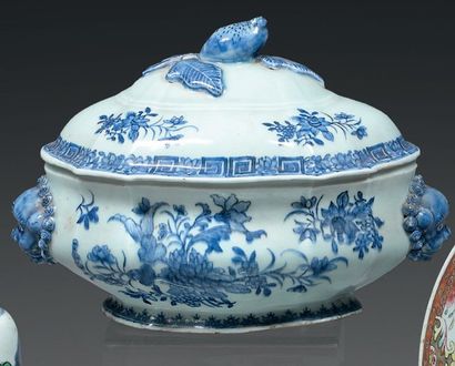 CHINE Légumier ovale couvert en porcelaine, décor en camaïeu bleu sous couverte de...