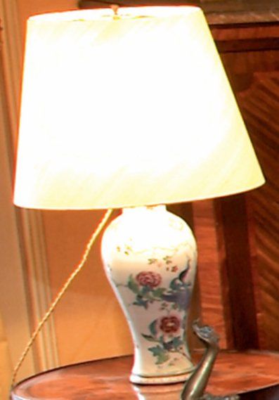 CHINE Vase balustre en porcelaine à décor en émaux de la famille rose de phénix et...