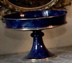 SEVRES, 1893 Coupe sur piédouche en porcelaine à fond lapis-lazuli, décor de fleurs...