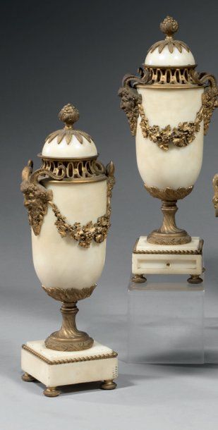 null Paire de vases pots pourris, en marbre blanc de forme ovoïde à montures de bronze...