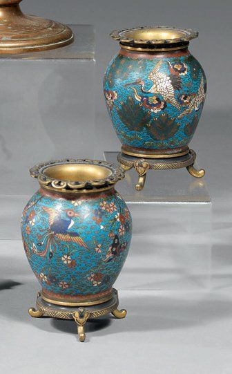 null Paire de petits vases en bronze cloisonné à décor sur fond bleu de papillons...