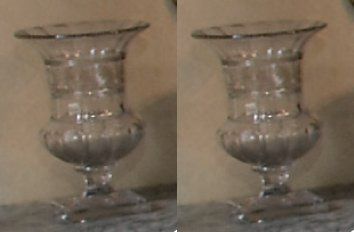 null Paire de vases de forme Médicis en cristal taillé. Par la Maison : Au Vase Etrusque,...