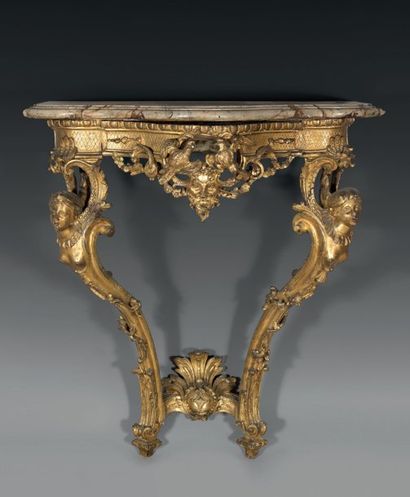 null Console en bois et stuc dorés, ajourés. La ceinture ornée de colombes et d'un...