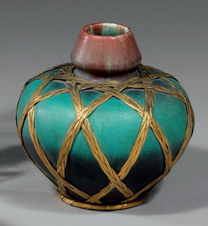 REVERNAY Vase en céramique de forme ovoïde à col étranglé décor d'émaux polychrome...