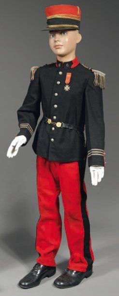 null Mannequin d'enfant, officier d'infanterie vers 1914 : képi de capitaine ; veste...