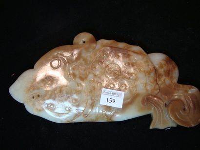 null CHINE. Ornement en néphrite céladon et rouille en forme de poisson à décor sculpté...