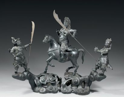 null CHINE. Groupe en bronze à patine brune, Guanyu à cheval accompagné de deux attendants,...