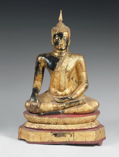null THAÏLANDE Statuette de bouddha assis en dhyanasana en bronze laqué or, les mains...