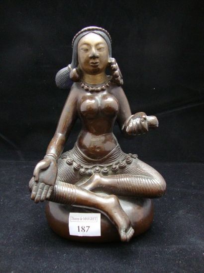 null INDE Figurine en bronze à patine brune représentant une divinité féminine assise...