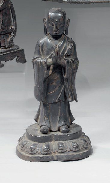 null CHINE Statuette en bronze à patine brune représentant Bouddha debout en prière,...