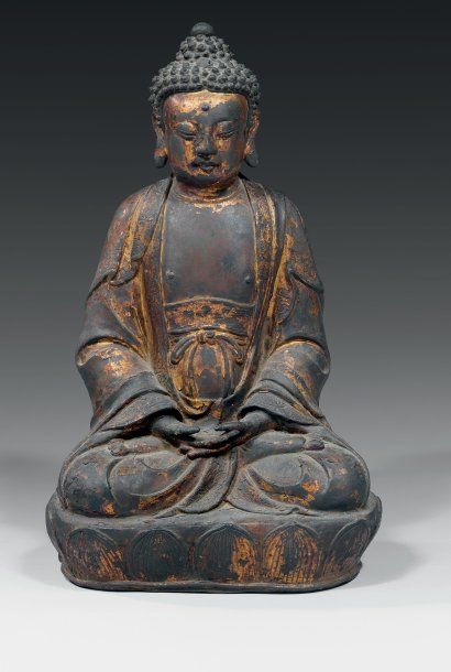 null CHINE Boddhisattva en bronze anciennement doré et laqué ; il est assis en position...