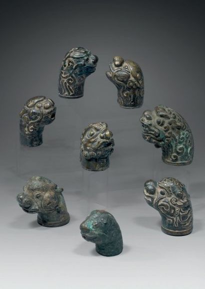 null CHINE Huit pommeaux zoomorphe en bronze ciselé, représentant des têtes d'animaux...