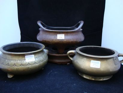 null CHINE Trois vasques rondes à encens en bronze, dont deux reposant sur trois...