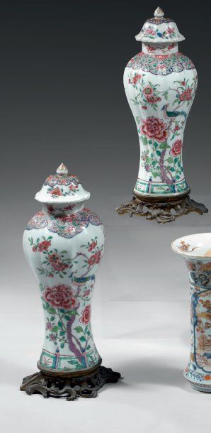 null CHINE Paire de vases couverts côtelés de forme balustre, décorés en émaux de...