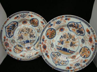 null CHINE Paire d'assiettes rondes décorées dans la palette Imari d'un vase fleuri...