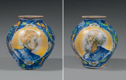 null VENISE Vase "boule" décoré sur la panse de deux personnages en buste de profil,...