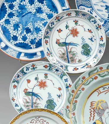 null DELFT. Paire d'assiettes rondes décorées en polychromie d'un perroquet perché...