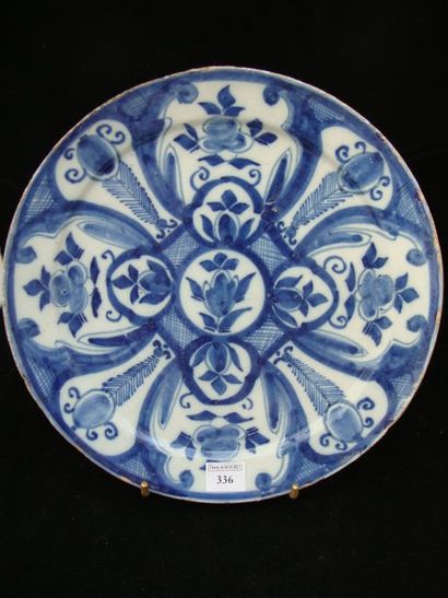null DELFT (Manufacture du Paon). Assiette ronde décorée en camaïeu bleu de fleurs...