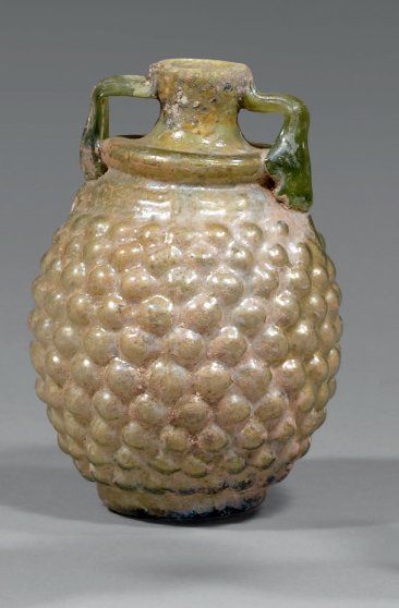 null Vase à panse ovoïde moulé, au décor perlé sur plusieurs niveaux, deux anses...