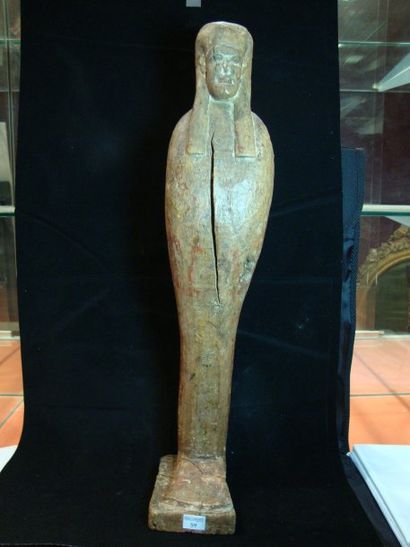 null Ptah-Sokar momiforme portant une large perruque tripartite. Au dos, traces de...