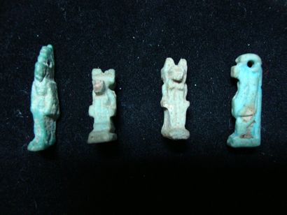 null Lot de quatre amulettes comprenant deux Anubis anthropomorphes, une Thouéris...