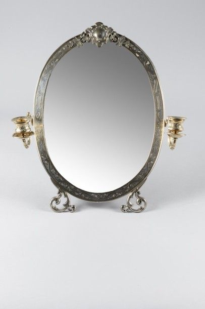 null Miroir chevalet de toilette, le cadre ovale en argent à décor gravé de contrecourbes...