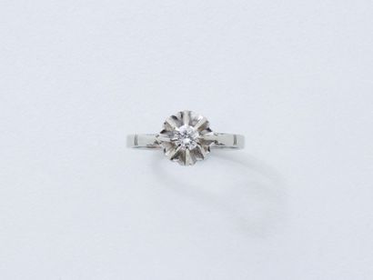 null Bague solitaire en or gris 750 millièmes ornée d'un diamant brillanté en serti...