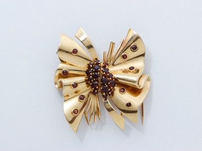 null Broche double clip en or 750 millièmes, stylisant un drapé, le lien orné de...