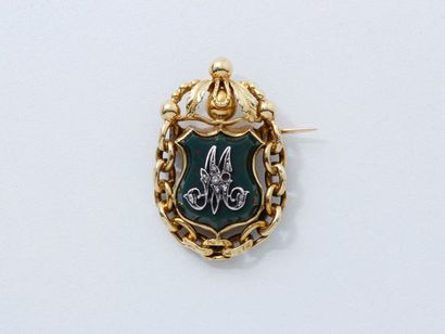 null Broche pendentif en or 750 millièmes centrée d'un écusson en jaspe sanguin appliqué...