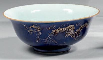 CHINE Bol à bord évasé en porcelaine émaillée bleu poudré à décor en émail or de...