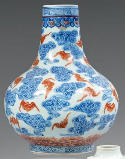 CHINE Vase de forme «tianqiuping» (sphère céleste) en porcelaine décorée en bleu...