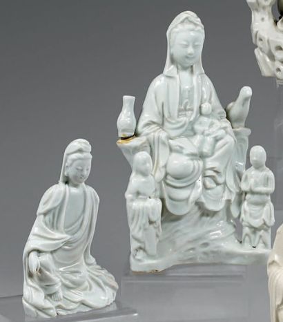 CHINE Trois groupes en porcelaine émaillée blanc de Chine, Guanyin assise sur un...