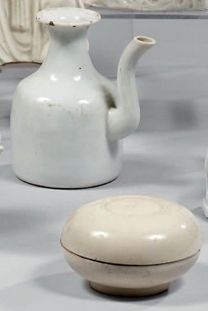 CHINE Kendi, petite verseuse, sorbet sur piédouche et boîte de forme ronde en porcelaine...