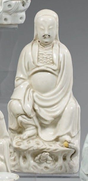 CHINE Statuette de Chenwu en porcelaine émaillée blanc de Chine, assis sur un rocher,...