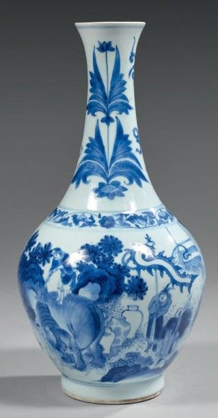 CHINE Vase de forme bouteille en porcelaine décorée en bleu sous couverte de personnages...