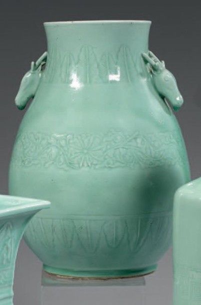 CHINE Vase à panse basse en porcelaine émaillée céladon à décor incisé sous la couverte...