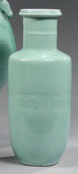 CHINE Vase de forme rouleau en porcelaine émaillée céladon à décor incisé sous la...