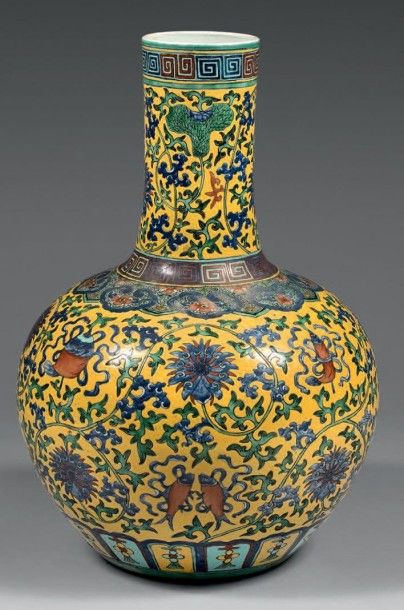 CHINE Vase de forme «tianqiuping» en porcelaine émaillée polychrome à décor de fleurs...