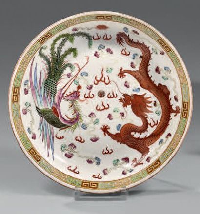 CHINE Coupe en porcelaine décorée en émaux polychromes d'un phénix et dragon parmi...