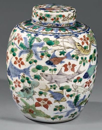 CHINE Pot couvert en porcelaine décorée en bleu sous couverte et émaux polychromes...