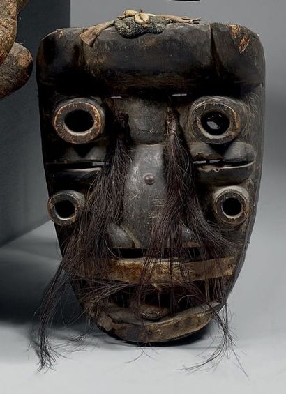 null WE (Côte-d'Ivoire)
Puissant masque présentant une complexe combinaison anthropo-zoomorphe...