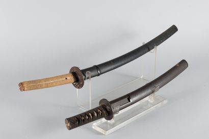 null Lot de 2 WAKIZASHI.
Lame de 37,2cm, saya laqué noir, tsuba en fer de type Soten...