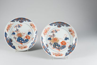 CHINE Lot de 2 assiettes dans la palette Imari à décor de fleurs
XVIIIème siècle...