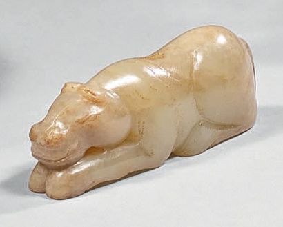 CHINE Ornement en forme de cheval allongé en néphrite beige.
XXème siècle
L: 7 c...